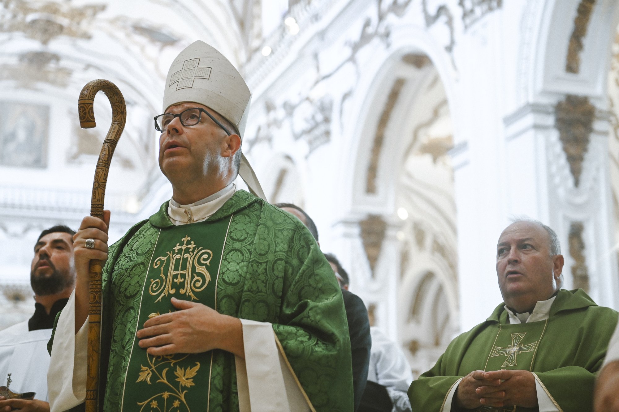 Manuel Ángel Santiago, junto a Mons. Satué, en su primera visita a Los Mártires recién llegado a Málaga ©LAZARUS
