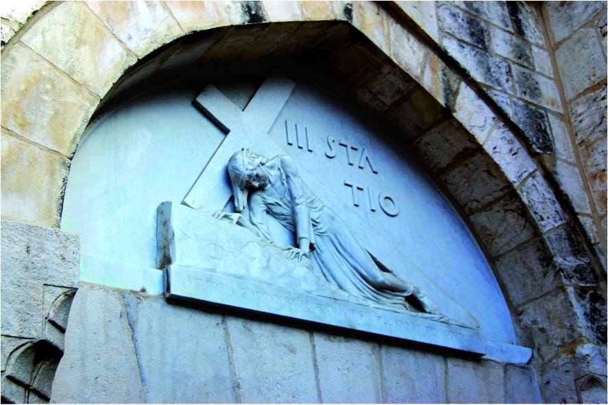 De la III a la VII estación del Via Crucis