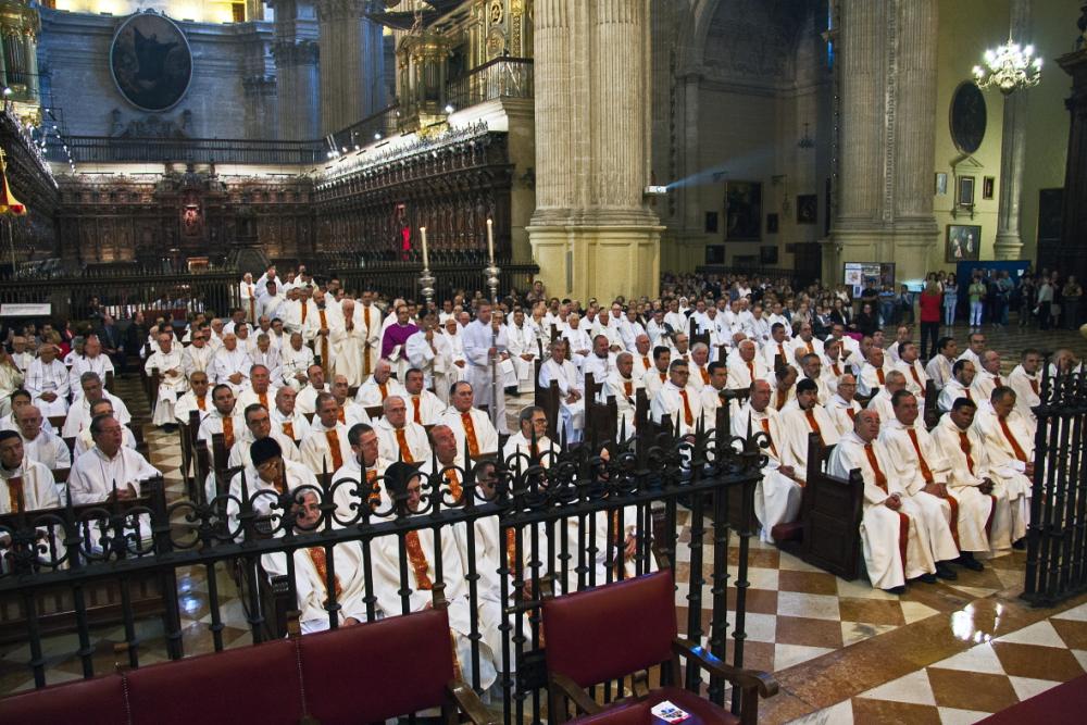 Los sacerdotes renuevan sus promesas de ordenación en la Misa Crismal