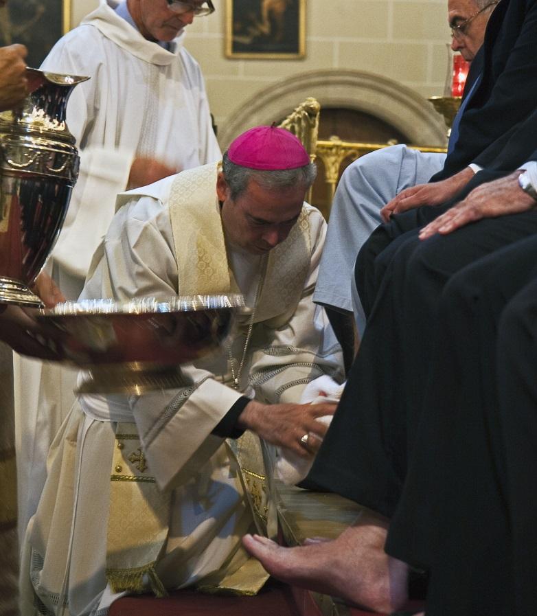 Mons. Catalá realiza el ritual del lavatorio de pies