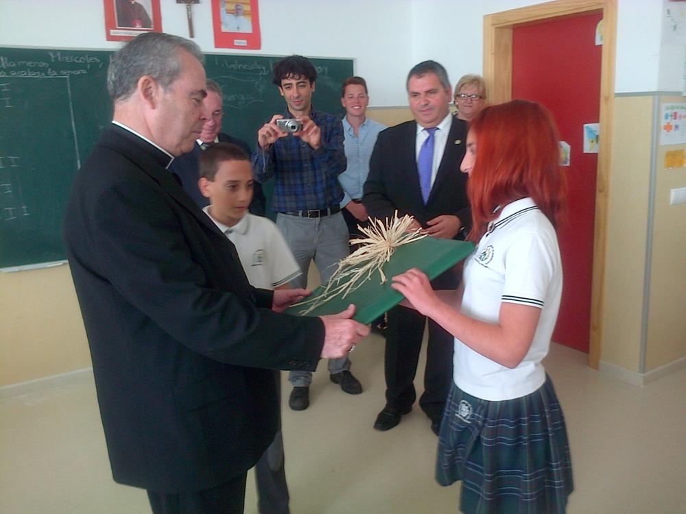 Alumna del centro entrega un recuerdo al Obispo