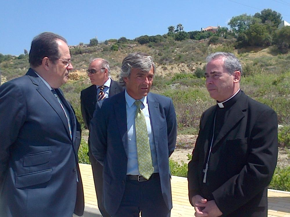 El obispo ofrece un nuevo colegio a Estepona