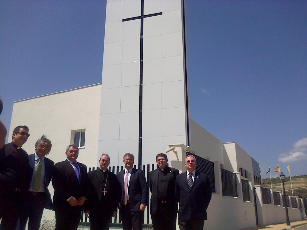 El obispo ofrece un nuevo colegio a Estepona