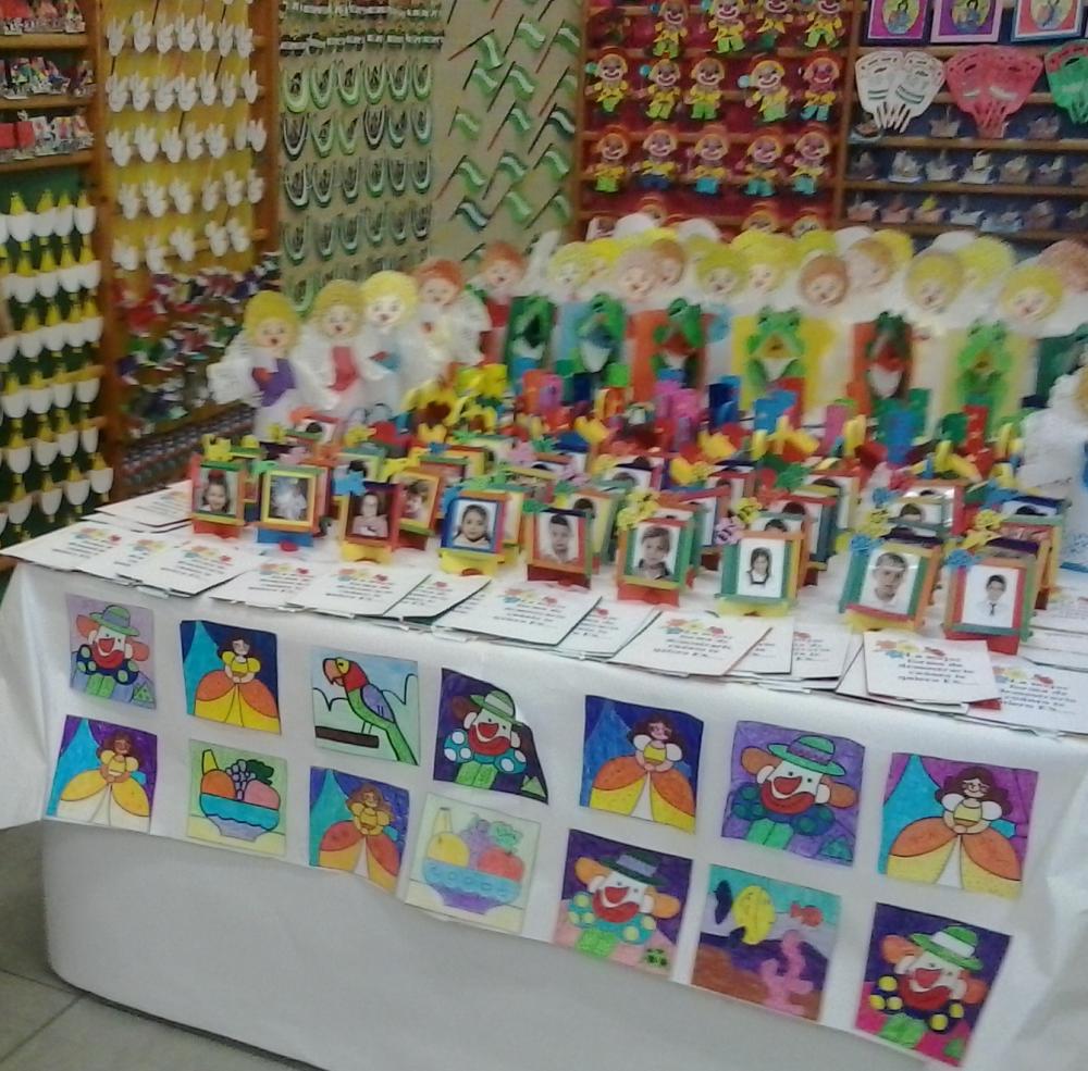 Dibujos y manualidades realizados por los escolares