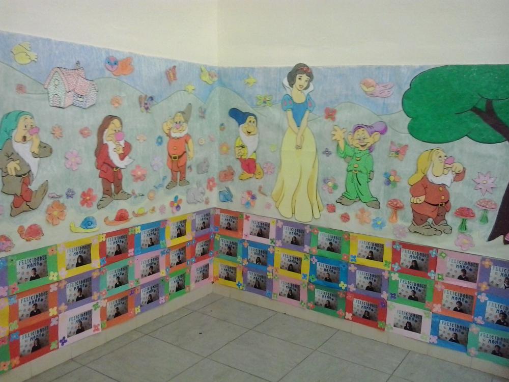 Dibujos infantiles en una de las salas de la exposición