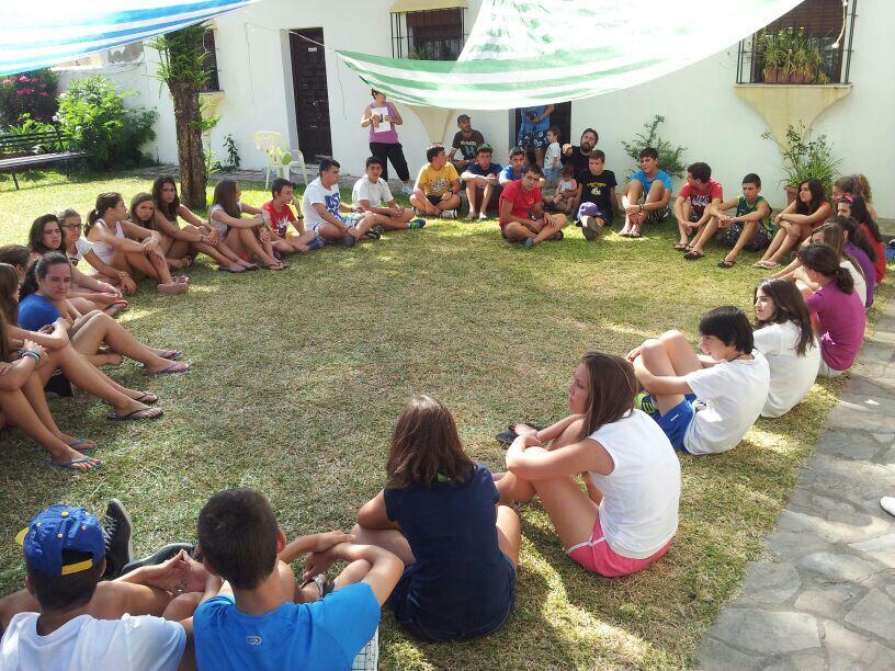 300 niños de campamento con sus parroquias