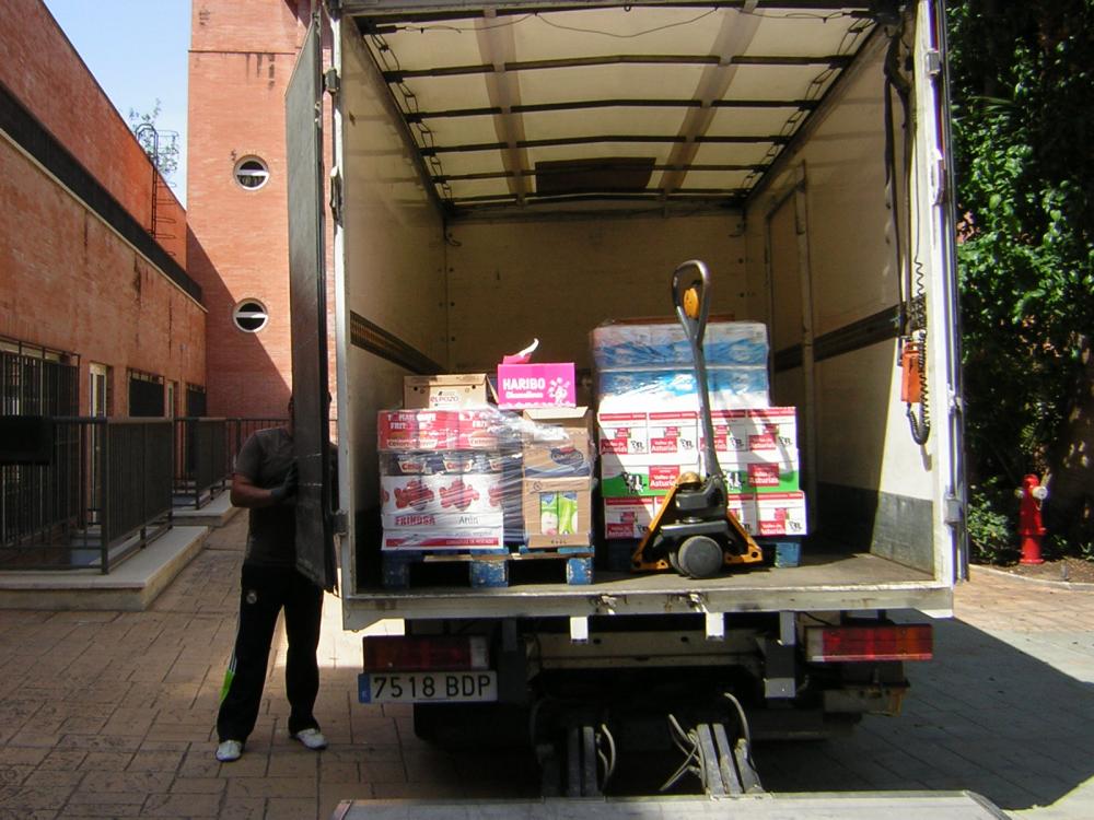 Un camión cargado de alimentos para los mayores