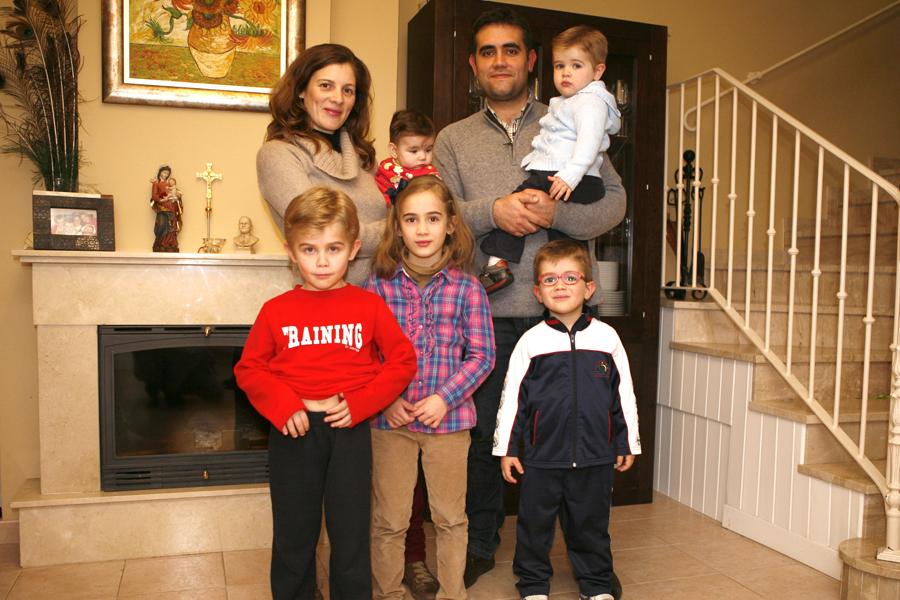 Luis Merino y Miriam Rodríguez, junto a sus cinco hijos