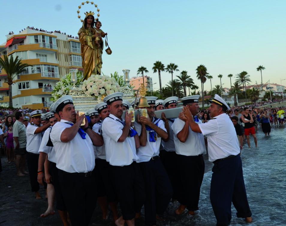 La Virgen del Carmen entrando en las aguas de Nerja