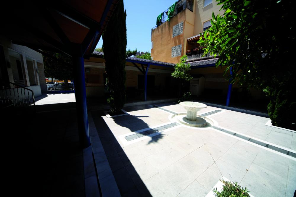 La parroquia cuenta con salas y espacios de reunión