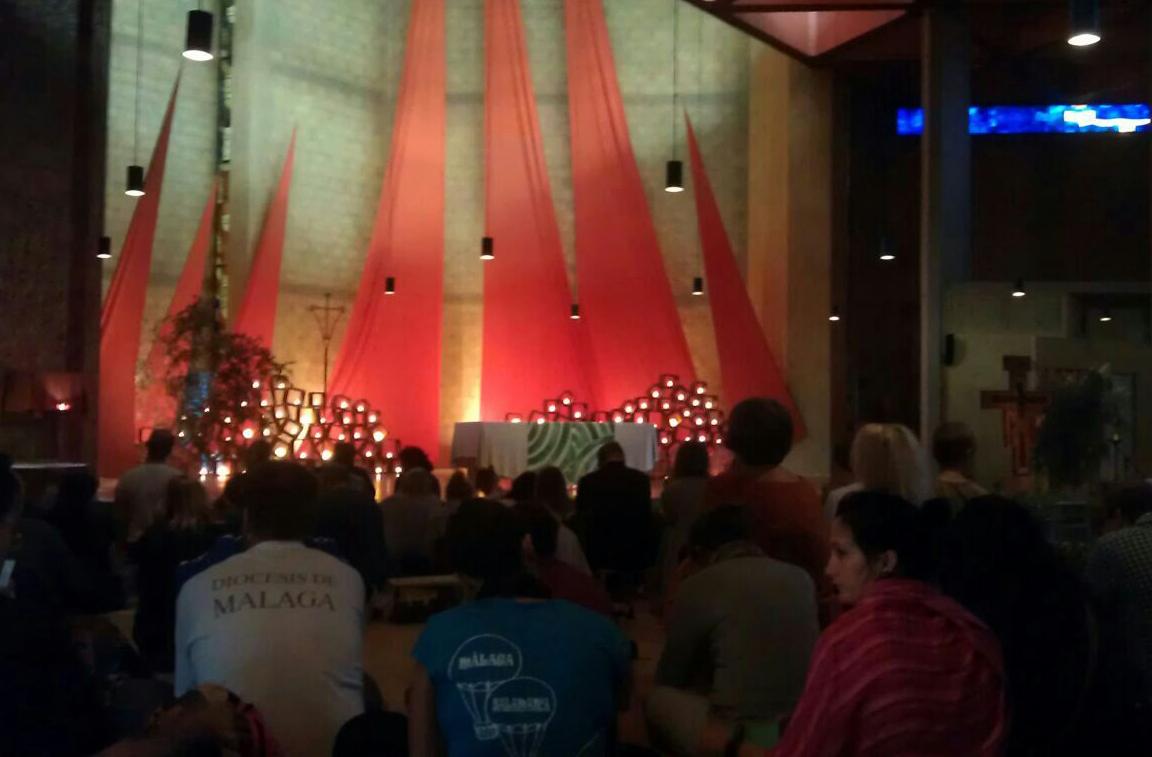 Jóvenes unidos en el rezo