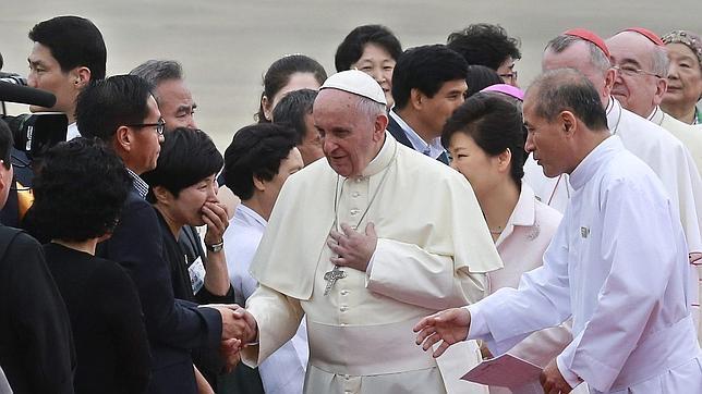 El Papa llega a Seúl en una visita histórica