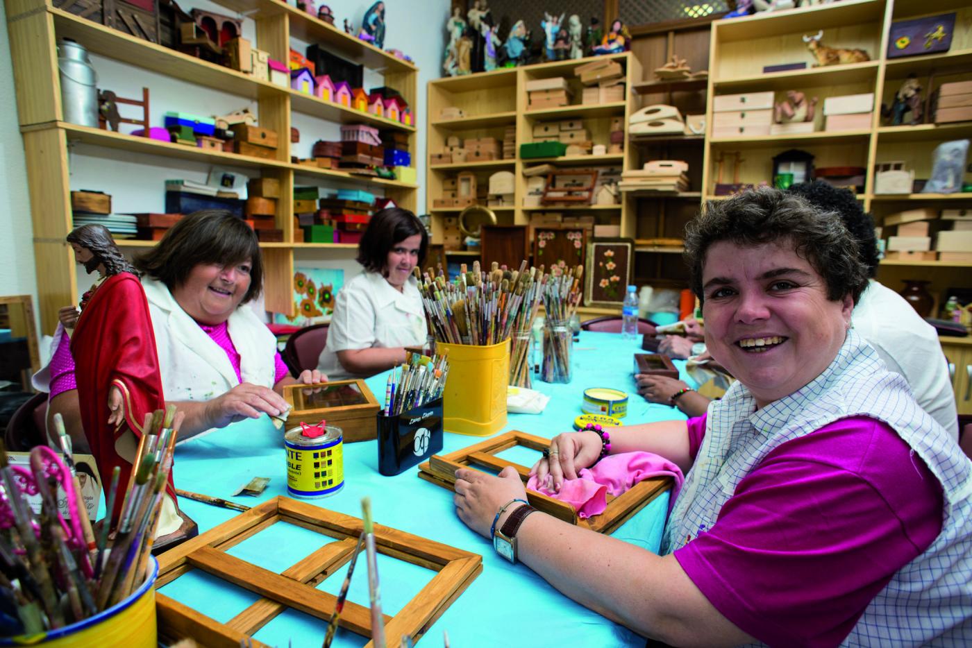 Residentes en un taller de manualidades