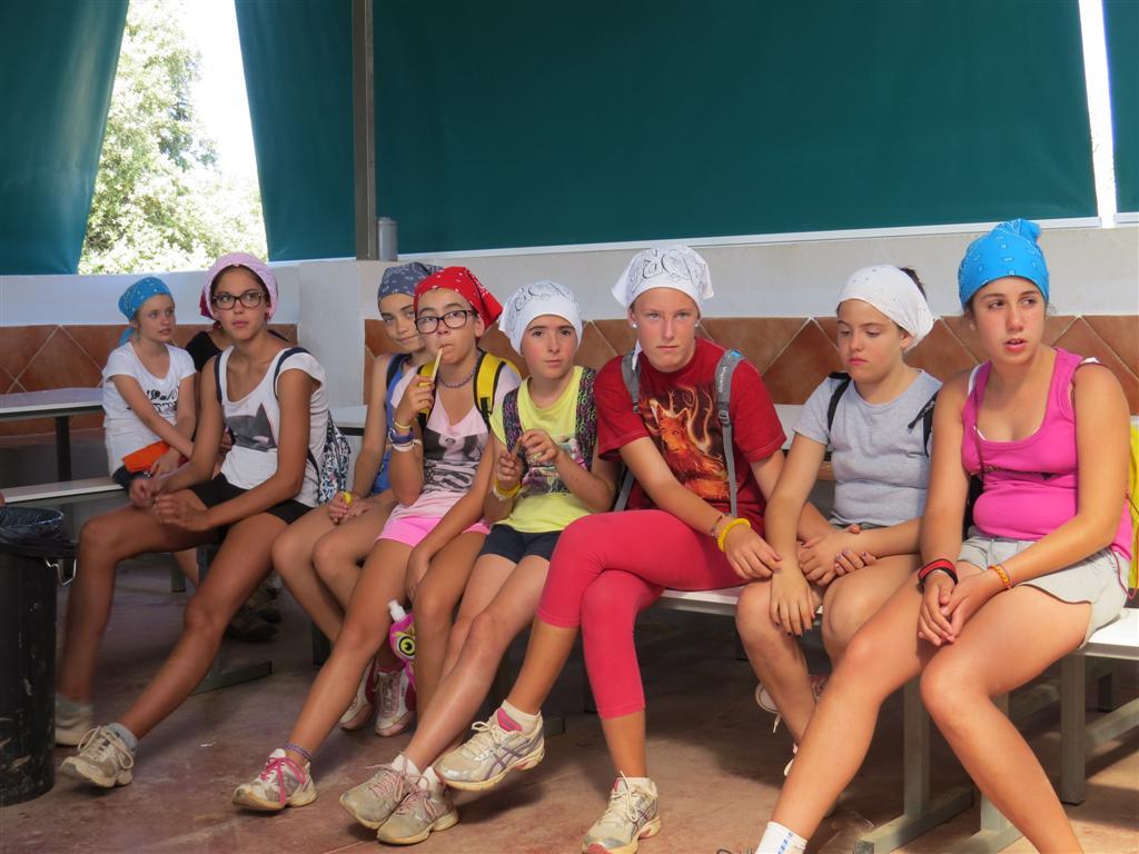 Grupo preparado para disfrutar de otro día de campamento 