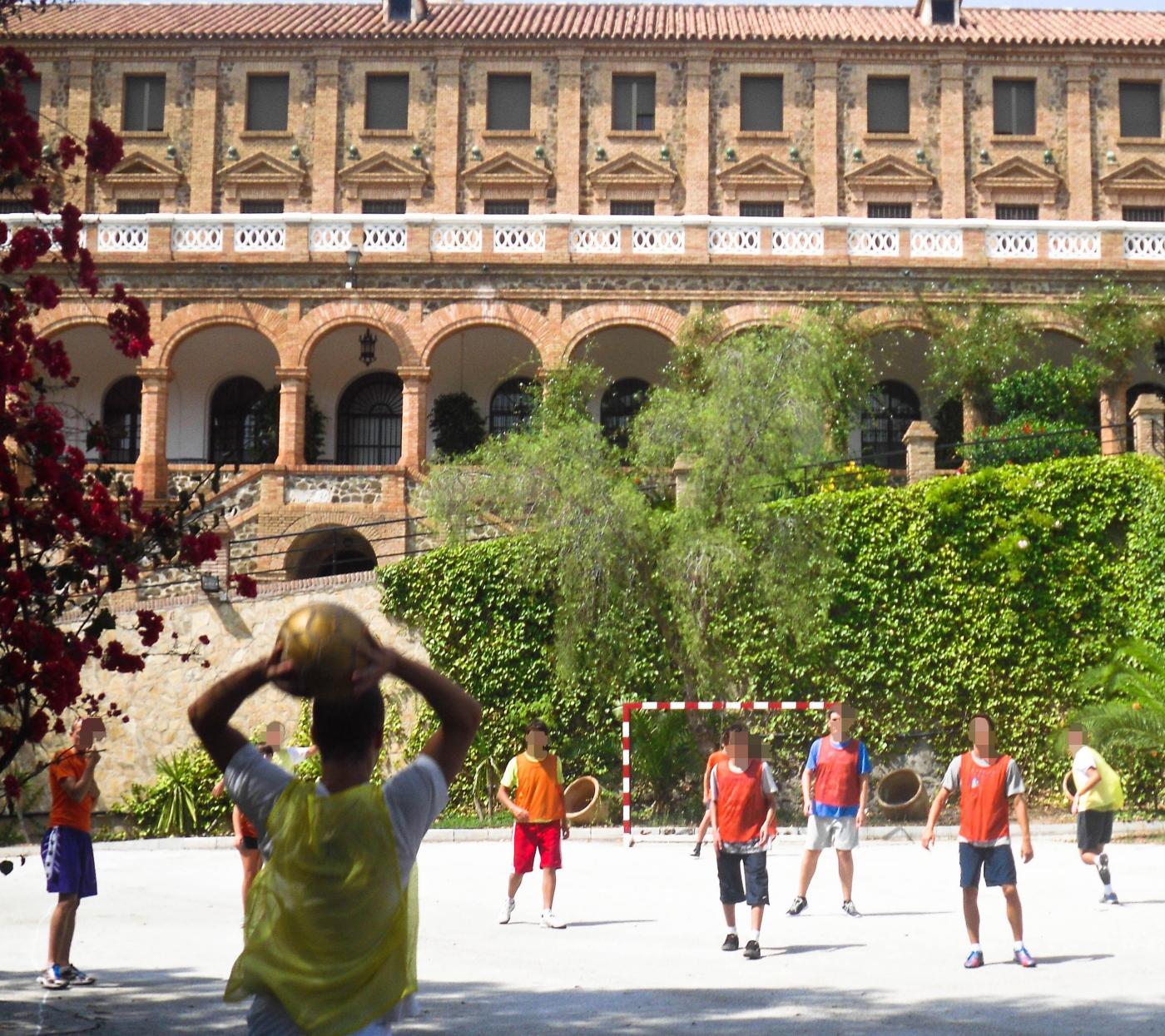 Niños juegan al fútbol en la Casa Diocesana el pasado verano