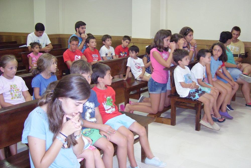 Los niños rezan en la capilla