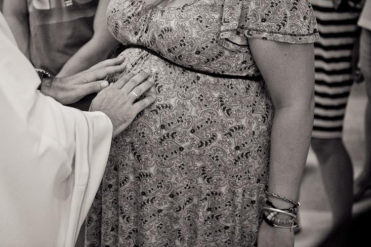 Un bebé recibe la bendición en el seno materno en 2013