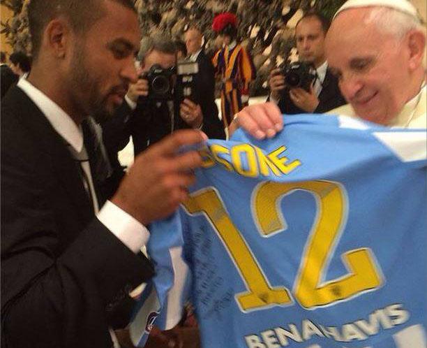 Tissone entrega la camiseta del Málaga al Papa Francisco