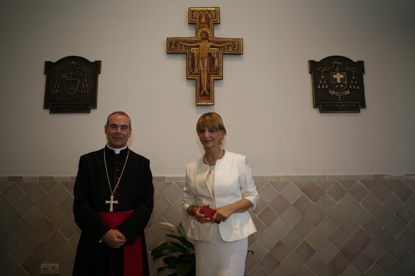 El obispo junto a la directora de la Casa Diocesana