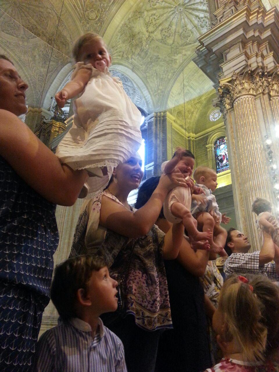 Presentación de los niños a la Virgen de la Victoria