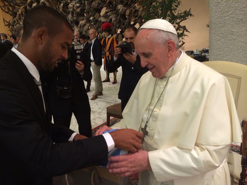 El jugador entrega la camiseta al pontífice
