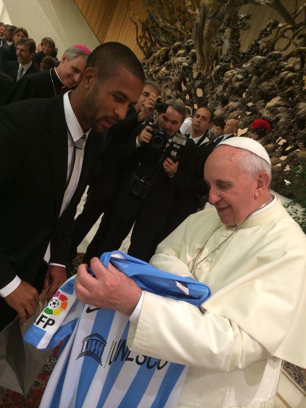 Francisco mira atentamente el presente