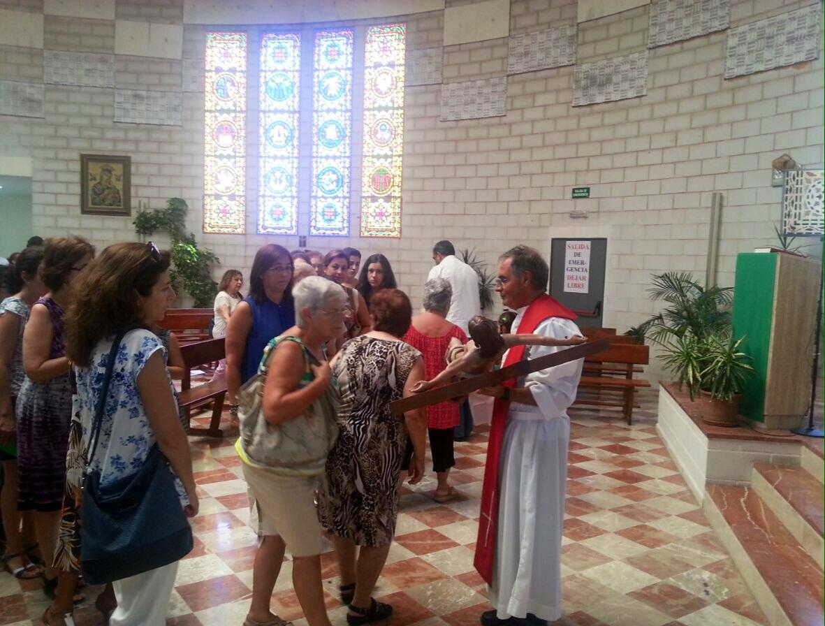 Los fieles besan la Santa Cruz en San Fernando