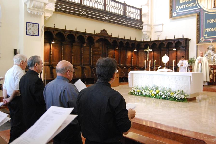 La jornada comienza con el rezo conjunto ante el Santísimo Sacramento