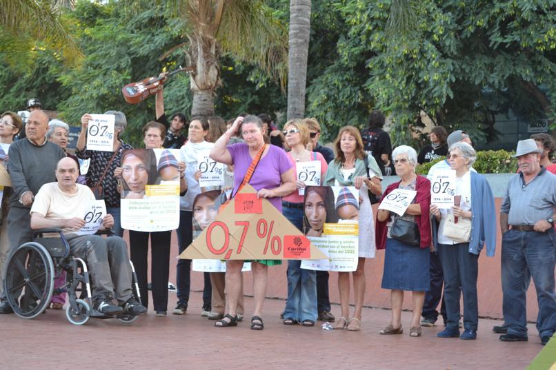 Concentración para la erradicación de la pobreza en la Plaza de la Marina