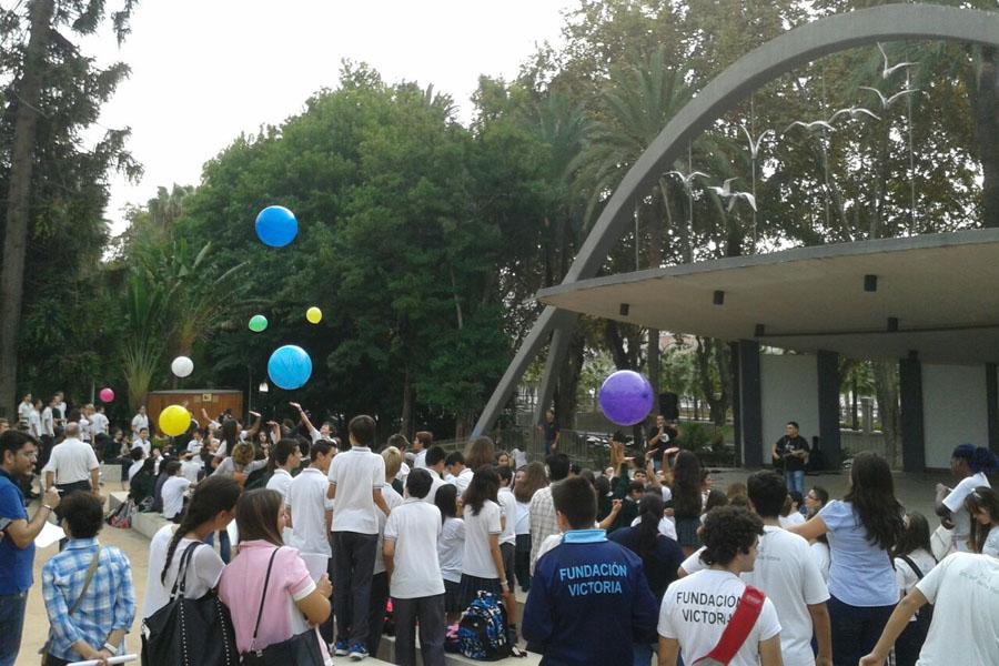 Alumnos de la Fundación Victoria toman el centro