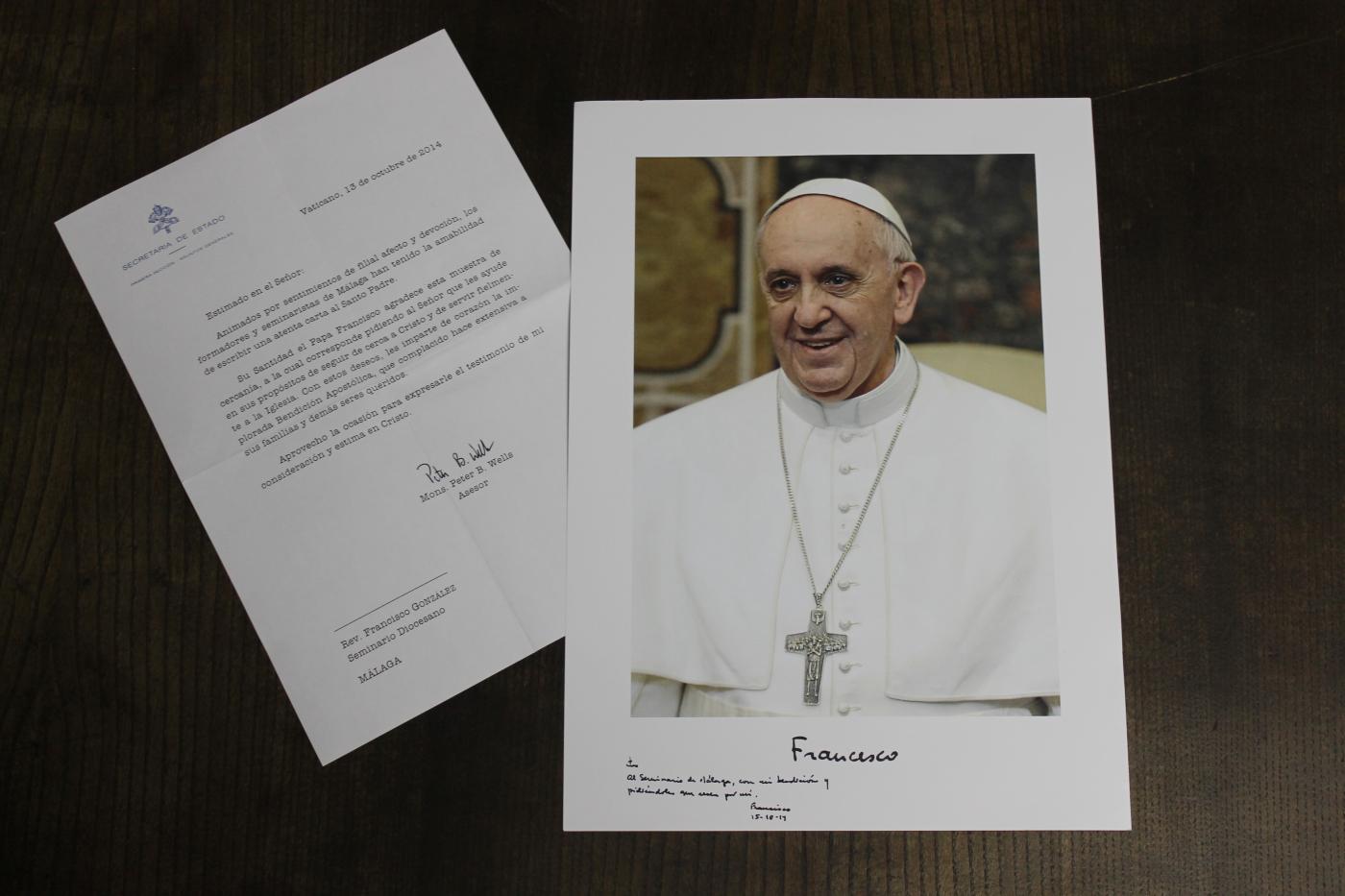 La foto del Papa y la carta que la acompaña 