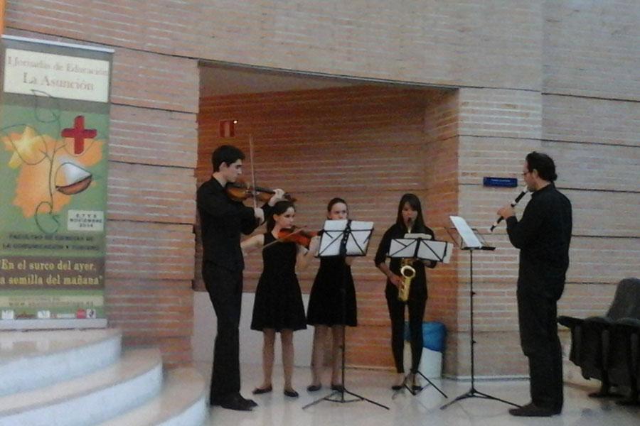 Los alumnos interpretaron el himno del 150 Aniversario