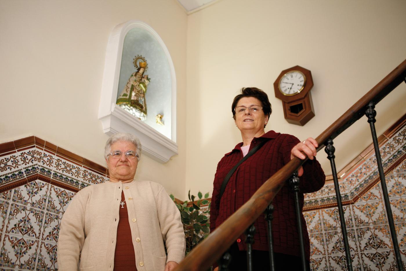 Mª Paz y María junto a la Virgen de los Desamparados