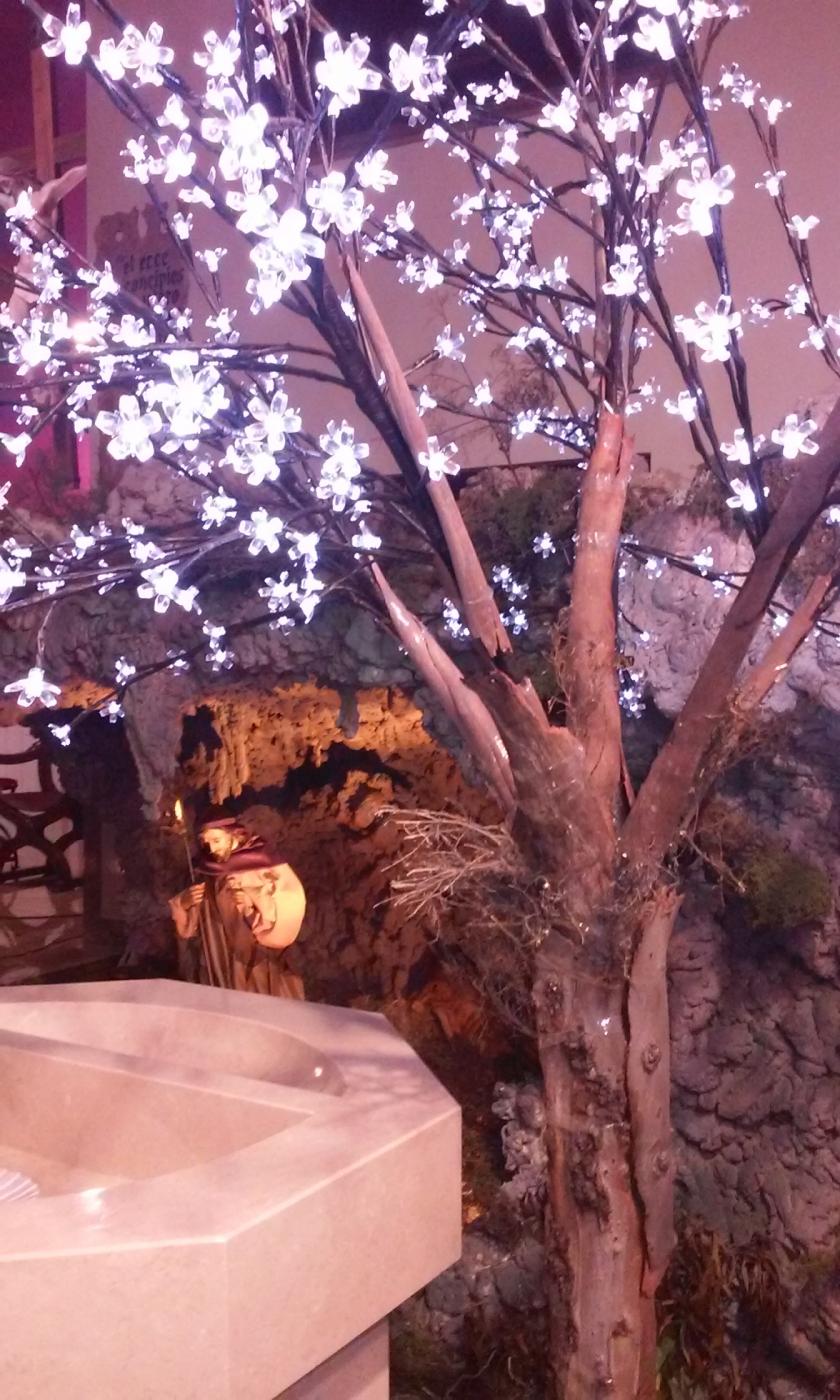 José Luis Linares, párroco de la Natividad: «Tenemos un museo de belenes de todo el mundo»