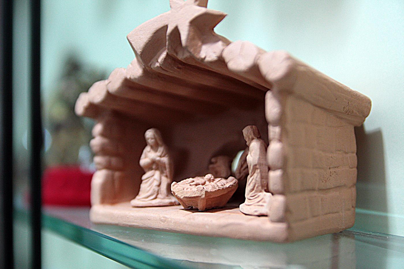 José Luis Linares, párroco de la Natividad: «Tenemos un museo de belenes de todo el mundo»