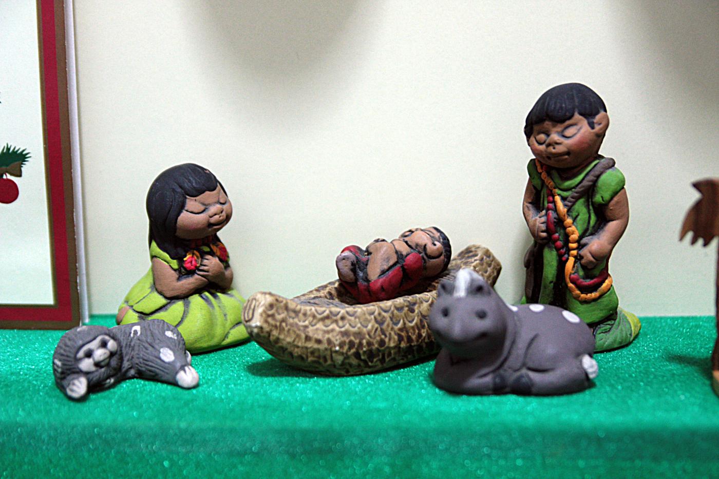 José Luis Linares, párroco de la Natividad: «Tenemos un museo de belenes de todo el mundo»