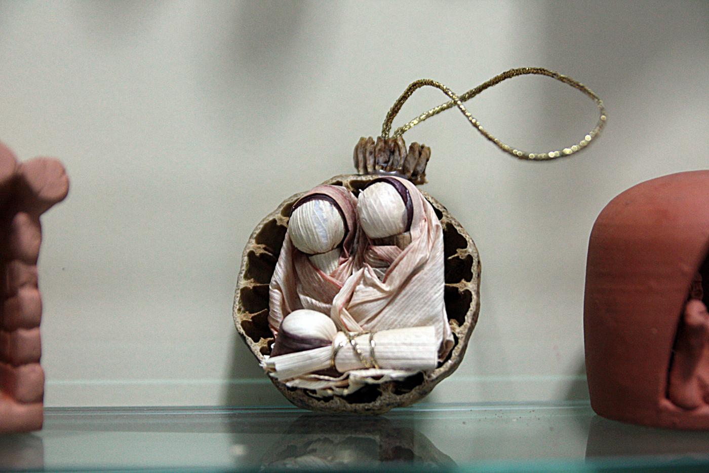 José Luis Linares, párroco de la Natividad: «Tenemos un museo de belenes de todo el mundo»