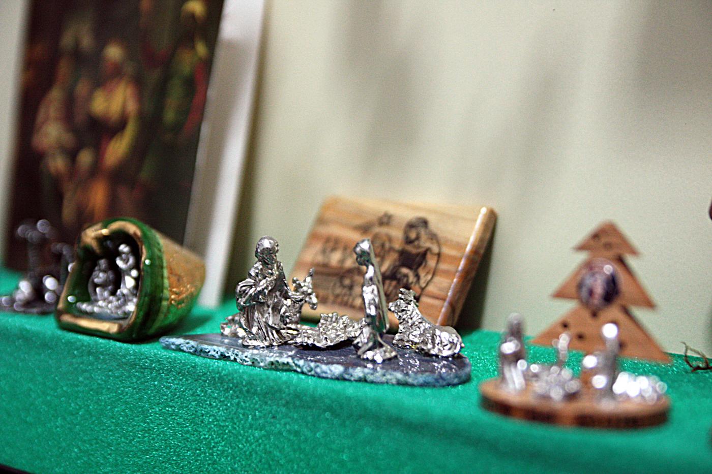 José Luis Linares, párroco de la Natividad: «Tenemos un museo de belenes de todo el mundo»