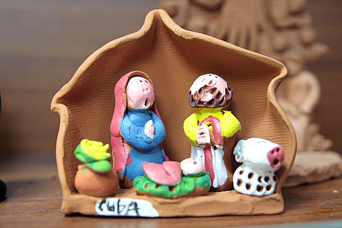 José Luis Linares, párroco de la Natividad: «Tenemos un museo de belenes de todo el mundo»