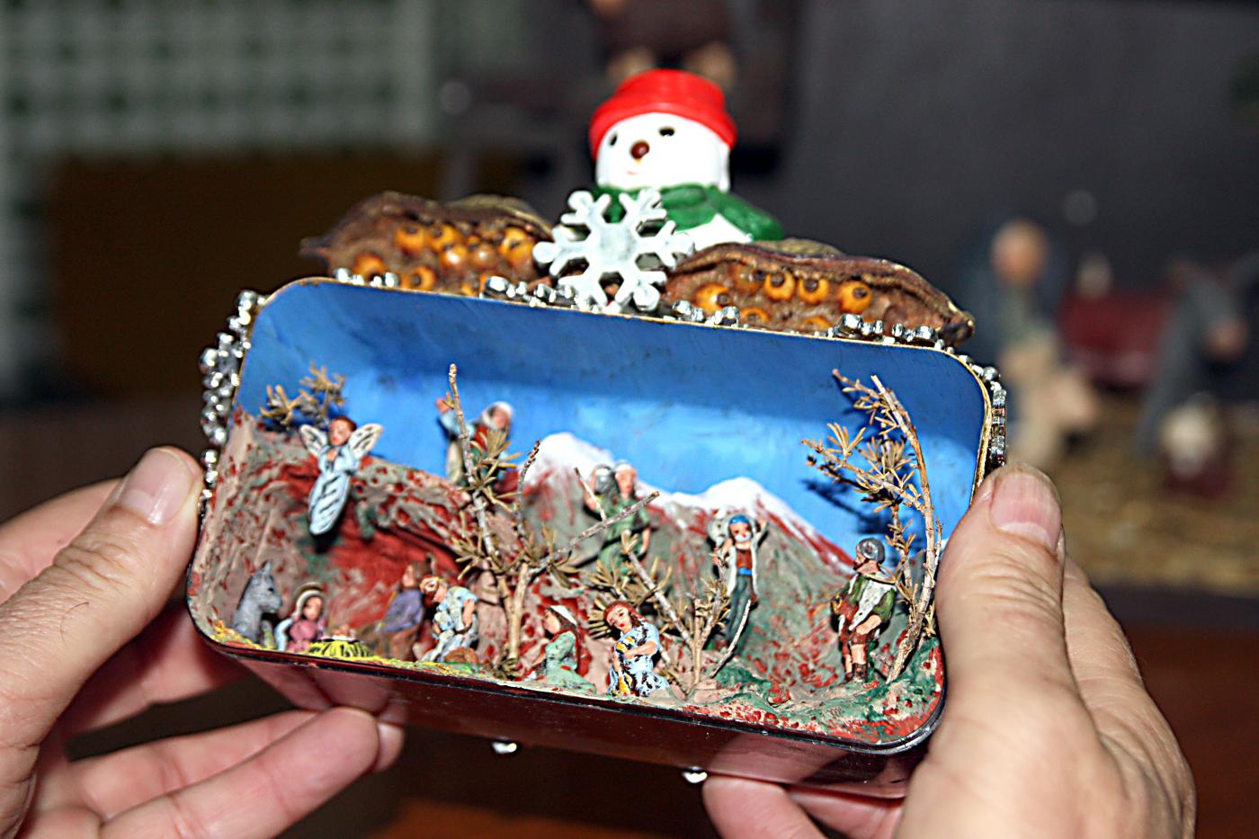 José Luis Linares, párroco de la Natividad: «Tenemos un museo de belenes de todo el mundo»