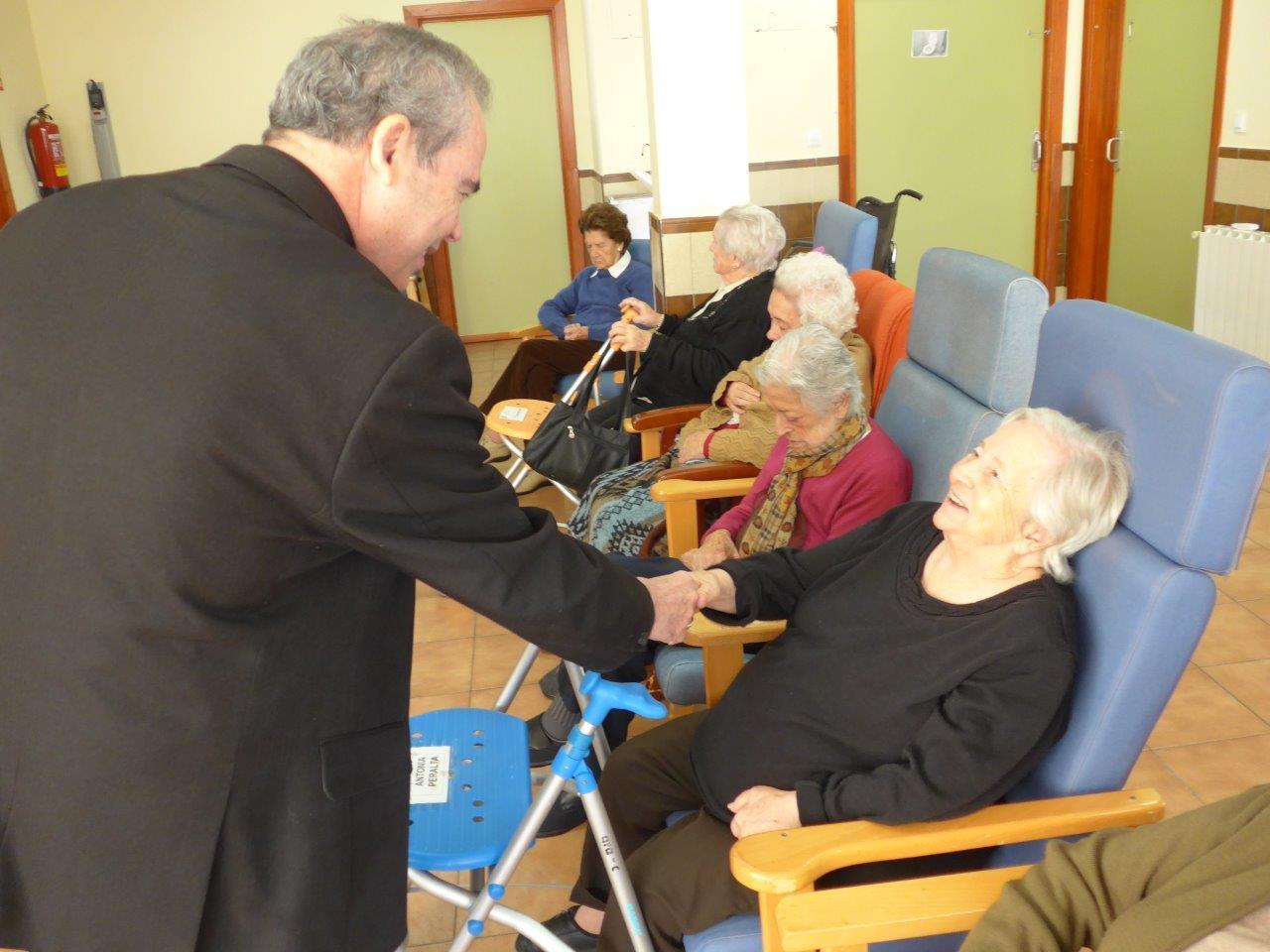 Visita del Sr. Obispo al Centro Gerontológico Buen Samaritano