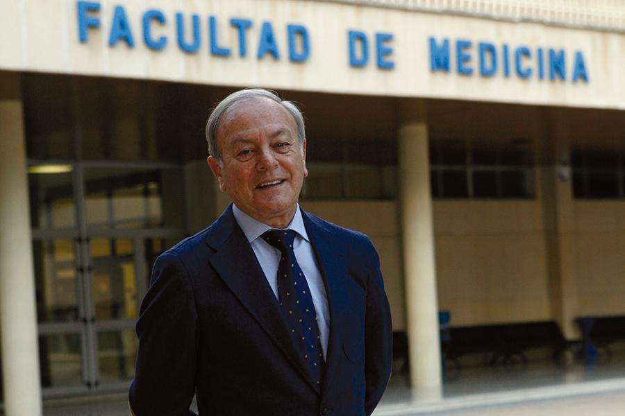 «Los médicos no queremos ayudar a morir, sino ayudar a vivir hasta el momento de la muerte»