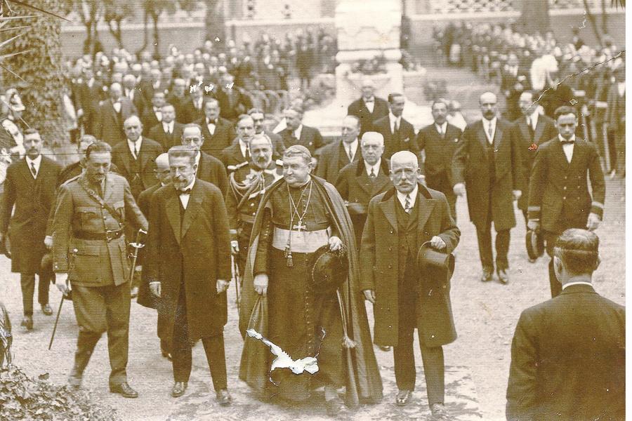 Gálvez Ginachero: el médico que lo dejó todo por todos