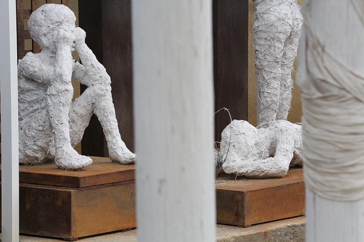 Imágenes de Rando sobre la explotación de los niños que pueden verse en la parroquia de San Ramón Nonato