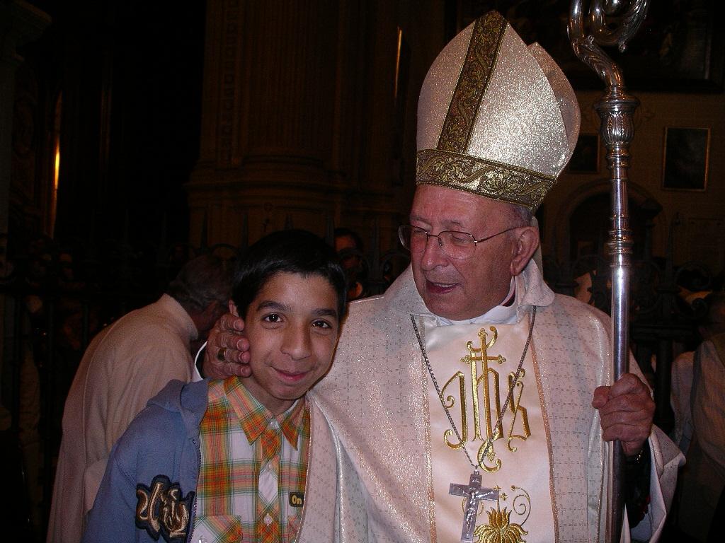 Don Antonio Dorado con un niño en una Eucaristía