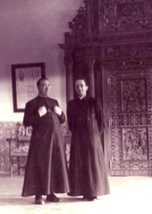 Don Antonio Dorado, junto al superior del Colegio de los Maristas, en el que fue capellán durante los primeros años de sacerdote