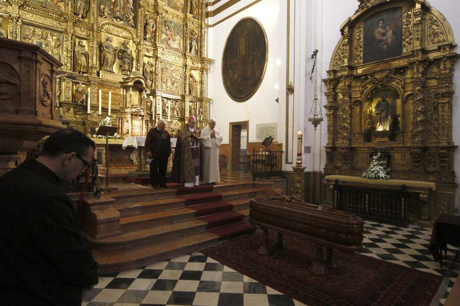 Mons. Jesús Catalá ora ante el féretro de D. Antonio Dorado. FOTO S. FENOSA