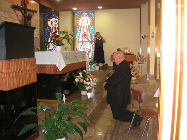 Don Antonio, rezando en una iglesia de Melilla