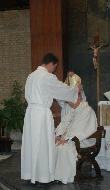 D. Antonio, en unas confirmaciones (fotografía enviada por José Borja)