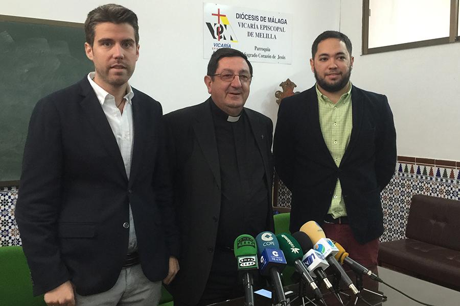 Gonzalo Otalecu y Álvaro Guardiola, de la Delegación de Infancia y Juventud, junto al vicario episcopal de Melilla, Roberto Rojo